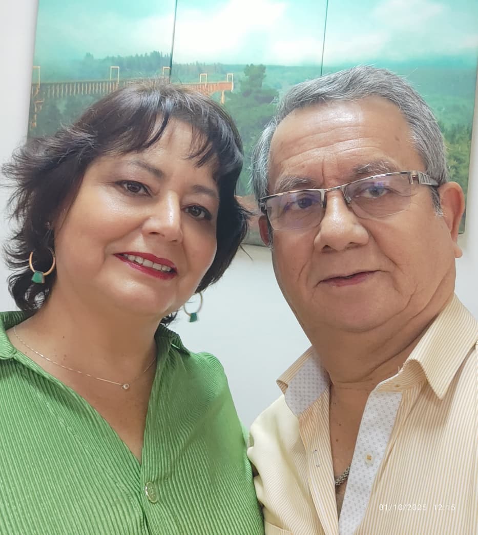 David Esteban Toledo Jara junto a Edda Pfeiffer C., su editora